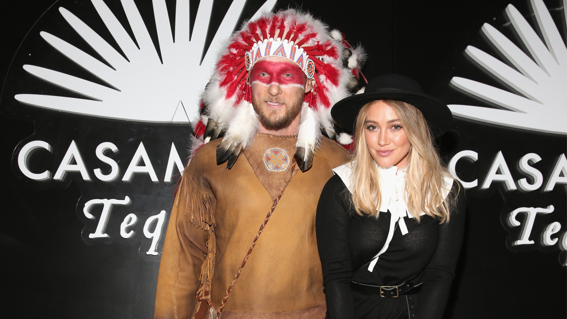 Hilary Duff y Jason Walsh como peregrina estadounidense y nativo americano